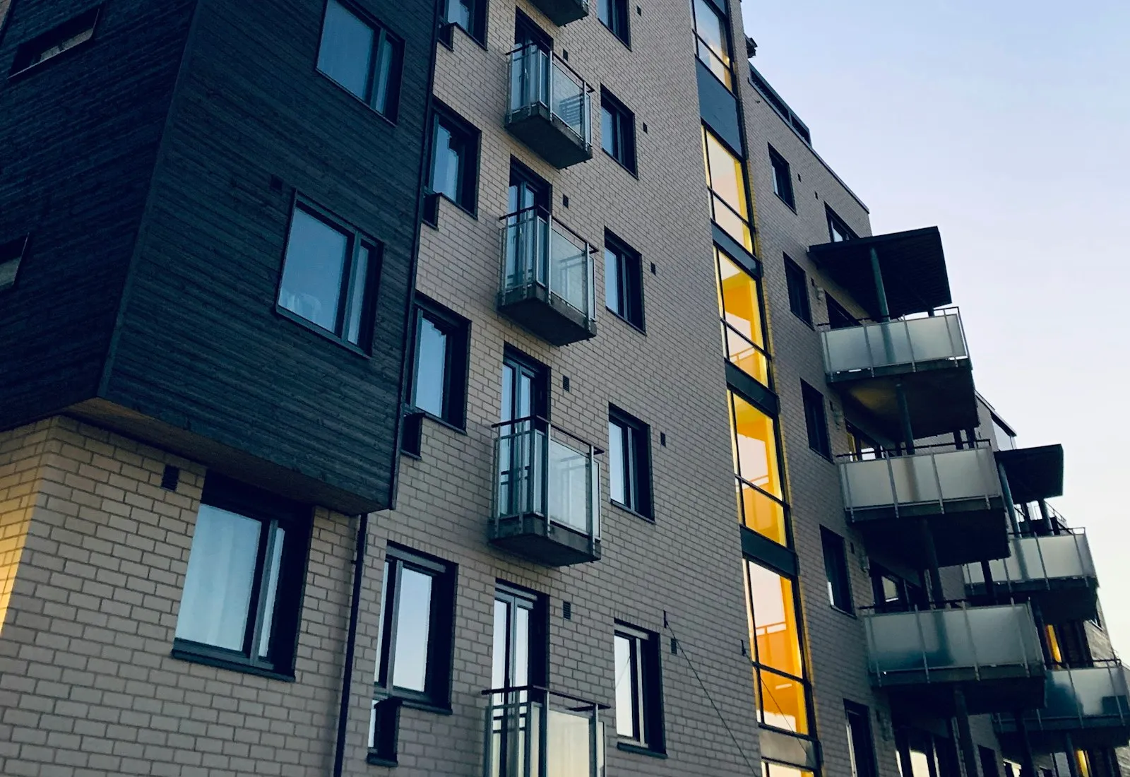 Fachada de um prédio residencial com varandas.